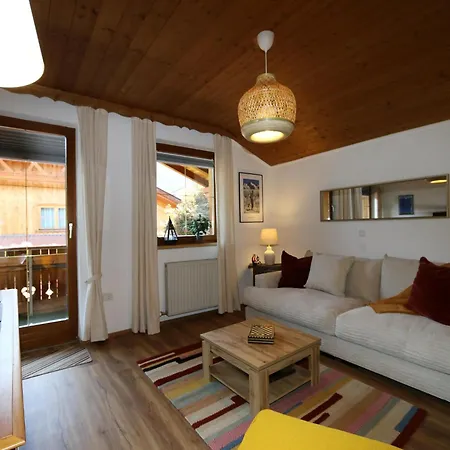 Home, Axams Lägenhet